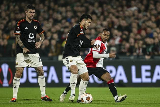 ROTTERDAM, 15-2-2024, Stadium de Kuip, 2023 2024, UEFA Europa League, intermediate round, Feyenoord - AS Roma, Roma player Edoardo Bove, Feyenoord player Igor Paixao, Roma player Gianluca Mancini. Feyenoord - Roma  x24269451x Copyright: