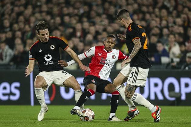 ROTTERDAM, 15-2-2024, Stadium de Kuip, 2023 2024, UEFA Europa League, intermediate round, Feyenoord - AS Roma, Roma player Edoardo Bove, Feyenoord player Igor Paixao, Roma player Gianluca Mancini. Feyenoord - Roma  x24269455x Copyright: