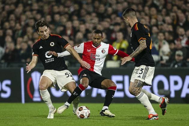 ROTTERDAM, 15-2-2024, Stadium de Kuip, 2023 2024, UEFA Europa League, intermediate round, Feyenoord - AS Roma, Roma player Edoardo Bove, Feyenoord player Igor Paixao, Roma player Gianluca Mancini. Feyenoord - Roma  x24269459x Copyright: