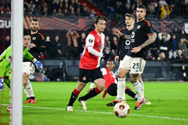 ROTTERDAM - (l-r) AS Roma goalkeeper Mile Svilar, Leonardo Spinazzola of AS Roma, Ayase Ueda of Feyenoord, Igor Paixao of Feyenoord, Diego Llorente of AS Roma, Gianluca Mancini of AS Roma during the UEFA Europa League play-off match between Feyenoord and AS Roma at Feyenoord Stadium de Kuip on February 15, 2024 in Rotterdam, Netherlands. ANP OLAF KRAAK UEFA Europa League - Play-offs First leg 2022 2023 xVIxANPxSportx xxANPxIVx 491192113 originalFilename: 491192113.jpg
