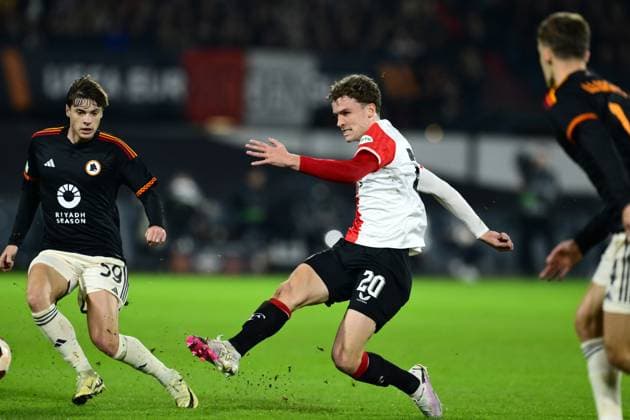 ROTTERDAM - (l-r) Nicola Zalewski of AS Roma, Mats Wieffer of Feyenoord during the UEFA Europa League play-off match between Feyenoord and AS Roma at Feyenoord Stadion de Kuip on February 15, 2024 in Rotterdam, Netherlands. ANP OLAF KRAAK UEFA Europa League - Play-offs First leg 2022 2023 xVIxANPxSportx xxANPxIVx 491192285 originalFilename: 491192285.jpg