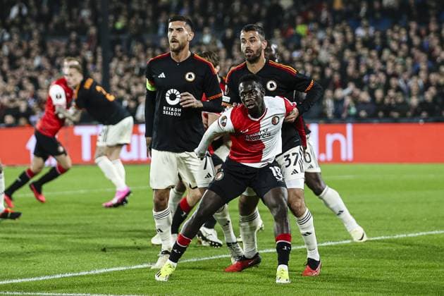 ROTTERDAM, 15-2-2024, Stadium de Kuip, 2023 2024, UEFA Europa League, intermediate round, Feyenoord - AS Roma, Feyenoord player Yankuba Minteh, Roma player Lorenzo Pellegrini, Roma player Leonardo Spinazzola Feyenoord - Roma  x24269583x Copyright: