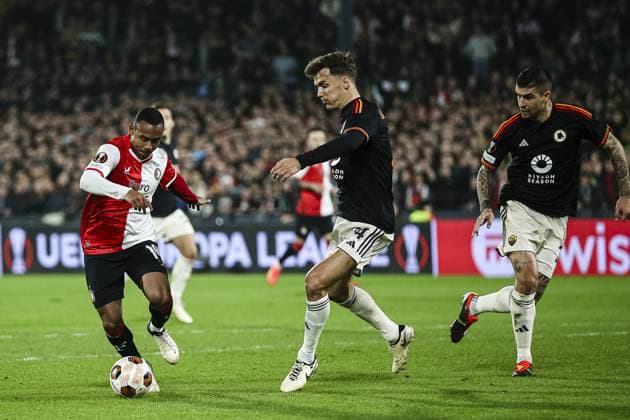 ROTTERDAM, 15-2-2024, Stadium de Kuip, 2023 2024, UEFA Europa League, intermediate round, Feyenoord - AS Roma, Feyenoord player Igor Paixao, Roma player Llorente. Feyenoord - Roma  x24269590x Copyright: