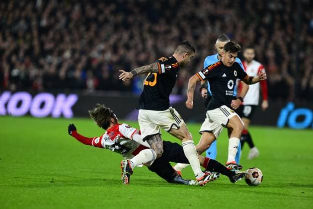 ROTTERDAM - (l-r) Ayase Ueda of Feyenoord, Gianluca Mancini of AS Roma, Paulo Dybala of AS Roma during the UEFA Europa League play-off match between Feyenoord and AS Roma at Feyenoord Stadion de Kuip on February 15, 2024 in Rotterdam, Netherlands. ANP OLAF KRAAK UEFA Europa League - Play-offs First leg 2022 2023 xVIxANPxSportx xxANPxIVx 491192344 originalFilename: 491192344.jpg