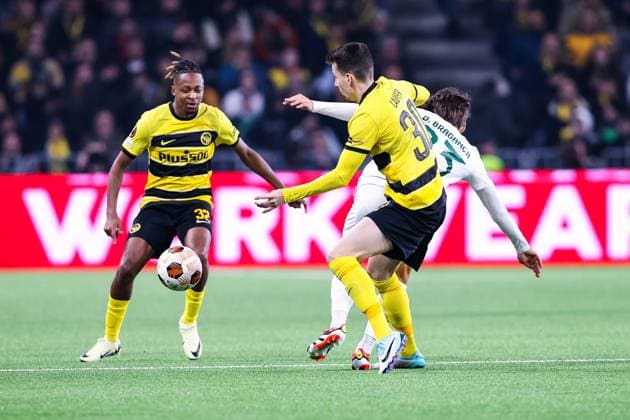 BERN, SWITZERLAND FEBRUARY 15 Joel Mvuka of Young Boys L and Sandro Lauper of Young Boys R during the UEFA Europa League 2023 24 round of 16 first leg match between BSC Young Boys and Sporting CP at Stadion Wankdorf on February 15, 2024 in Bern, Switzerland Copyright: xJustPictures.ch LuigixRizzox jp-en-EuSpIm-AN0I8772-20240111
