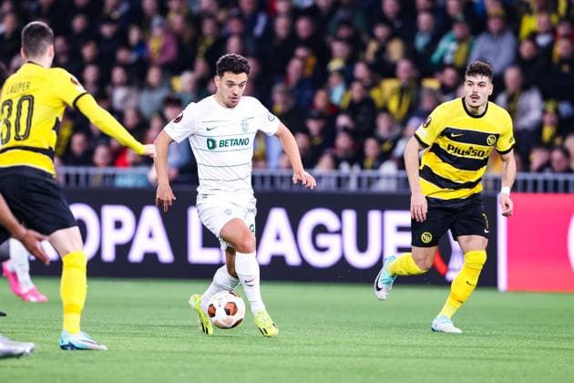 BERN, SWITZERLAND FEBRUARY 15 Pedro Goncalves of Sporting CP C against Filip Ugrinic of BSC Young Boys R and Ebrima Colley of BSC Young Boys L during the UEFA Europa League 2023 24 round of 16 first leg match between BSC Young Boys and Sporting CP at Stadion Wankdorf on February 15, 2024 in Bern, Switzerland Copyright: xJustPictures.ch LuigixRizzox jp-en-EuSpIm-AN0I8773-20240111