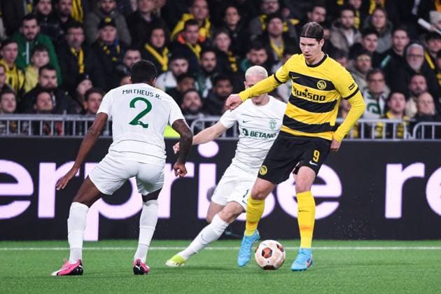 BERN, SWITZERLAND FEBRUARY 15 Cedric Itten of Young Boys R against Matheus Reis of Sporting CP L during the UEFA Europa League 2023 24 round of 16 first leg match between BSC Young Boys and Sporting CP at Stadion Wankdorf on February 15, 2024 in Bern, Switzerland Copyright: xJustPictures.ch ManuelxWinterbergerx jp-en-EuSpIm-MWI_1911-20240215