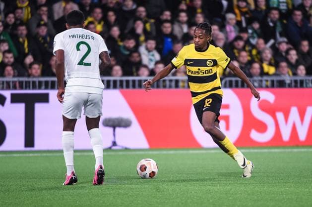 BERN, SWITZERLAND FEBRUARY 15 Joel Mvuka of BSC Young Boys R against Matheus Reis of Sporting CP L during the UEFA Europa League 2023 24 round of 16 first leg match between BSC Young Boys and Sporting CP at Stadion Wankdorf on February 15, 2024 in Bern, Switzerland Copyright: xJustPictures.ch ManuelxWinterbergerx jp-en-EuSpIm-MWI_1940-20240215