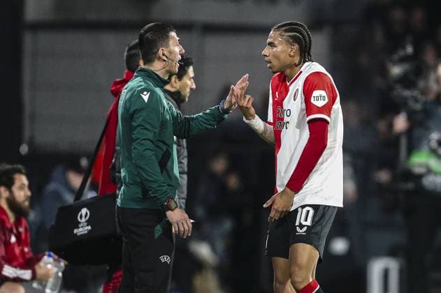 ROTTERDAM, 15-2-2024, Stadium de Kuip, 2023 2024, UEFA Europa League, intermediate round, Feyenoord - AS Roma, Feyenoord player Calvin Stengs talking to 4th official Feyenoord - Roma  x24269745x Copyright: