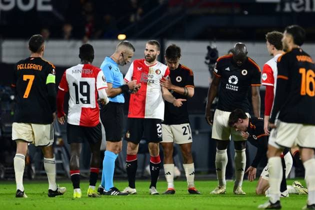 ROTTERDAM - Yankuba Minteh of Feyenoord (19) is shown the yellow card by referee Radu Petrescu during the UEFA Europa League play-off match between Feyenoord and AS Roma at Feyenoord Stadion de Kuip on February 15, 2024 in Rotterdam, Netherlands. ANP OLAF KRAAK UEFA Europa League - Play-offs First leg 2022 2023 xVIxANPxSportx xxANPxIVx 491192878 originalFilename: 491192878.jpg