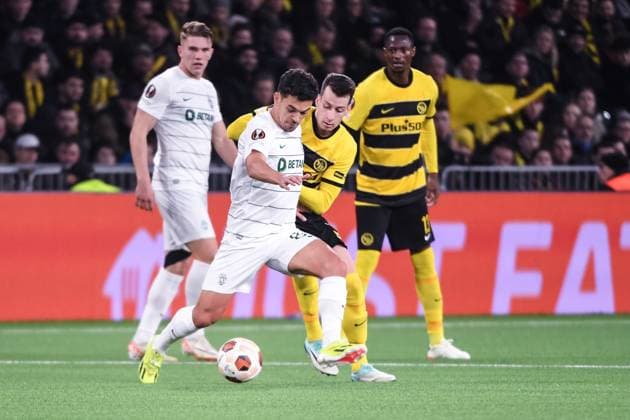 BERN, SWITZERLAND FEBRUARY 15 Sandro Lauper of BSC Young Boys R against Pedro Goncalves of Sporting CP L during the UEFA Europa League 2023 24 round of 16 first leg match between BSC Young Boys and Sporting CP at Stadion Wankdorf on February 15, 2024 in Bern, Switzerland Copyright: xJustPictures.ch ManuelxWinterbergerx jp-en-EuSpIm-MWI_1969-20240215