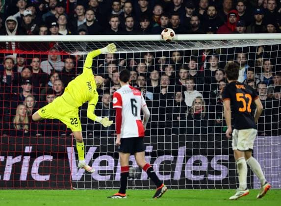 ROTTERDAM - Feyenoord goalkeeper Timon Wellenreuther taps the ball against the crossbar during the UEFA Europa League play-off match between Feyenoord and AS Roma at Feyenoord Stadium de Kuip on February 15, 2024 in Rotterdam, Netherlands. ANP OLAF KRAAK UEFA Europa League - Play-offs First leg 2022 2023 xVIxANPxSportx xxANPxIVx 491192951 originalFilename: 491192951.jpg