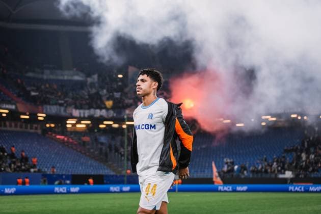 Soccer I Men I UEFA Europa League I Intermediate round I FC Shakhtar Donetsk Olympique Marseille I 15 02 2024 Luis Henrique Tomaz de Lima 44, Olympique Marseille in focus In the background pyroshow by the fans Hamburg Volksparkstadion Hamburg Germany Copyright: xLobecax xHenningxRohlfsx
