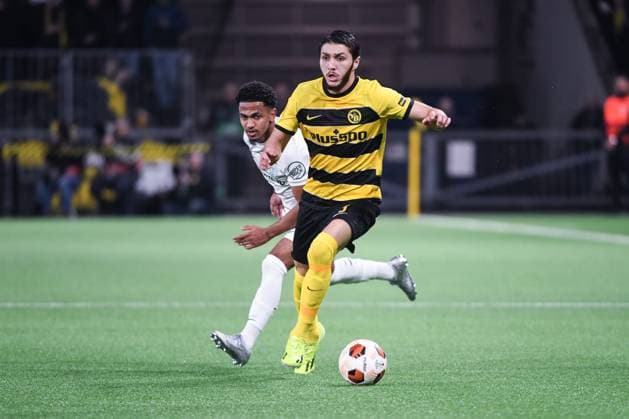 BERN, SWITZERLAND FEBRUARY 15 Jaouen Hadjam of BSC Young Boys R against Marcus Edwards of Sporting CP L during the UEFA Europa League 2023 24 round of 16 first leg match between BSC Young Boys and Sporting CP at Stadion Wankdorf on February 15, 2024 in Bern, Switzerland Copyright: xJustPictures.ch ManuelxWinterbergerx jp-en-EuSpIm-MWI_1979-20240215