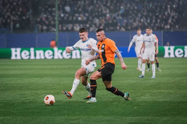 Soccer I Men I UEFA Europa League I Intermediate round I FC Shakhtar Donetsk Olympique Marseille I 15 02 2024 Quentin Merlin 3, Olympique Marseille and Oleksandr Zubkov 11, Shakhtar Donetsk in a duel Hamburg Volksparkstadion Hamburg Germany Copyright: xLobecax xHenningxRohlfsx