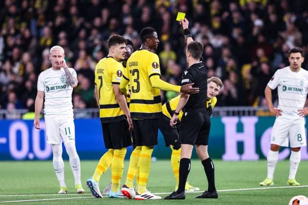 BERN, SWITZERLAND FEBRUARY 15 referee Benoit Bastien shows a yellow card for Mohamed Ali Camara of Young Boys during the UEFA Europa League 2023 24 round of 16 first leg match between BSC Young Boys and Sporting CP at Stadion Wankdorf on February 15, 2024 in Bern, Switzerland Copyright: xJustPictures.ch LuigixRizzox jp-en-EuSpIm-AN0I8827-20240111