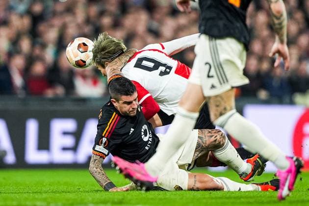 UEFA Europa League: Feyenoord v AS Roma Rotterdam - Gianluca Mancini of AS Roma, Ayase Ueda of Feyenoord during the 1st leg of the UEFA Europa League Knockout Round Play-offs between Feyenoord v AS Roma at Stadion Feijenoord De Kuip on 15 February 2024 in Rotterdam, The Netherlands. Copyright: xTomxBodex