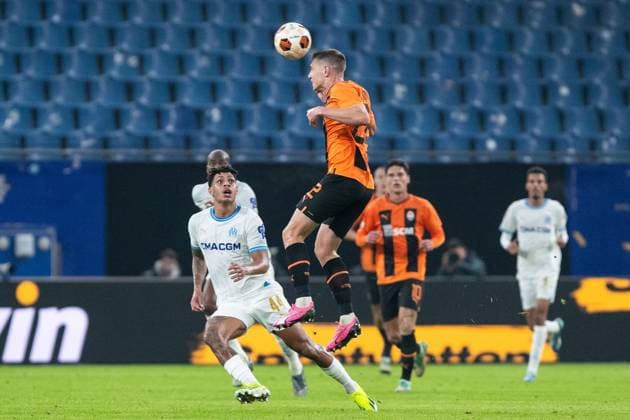 UEFA Europa League 2023 24 Shakhtar Olympique Marseille 15 02 2024 Mykola Matviienko FC Shakhtar Donetsk, 22 in a duel with Luis Henrique Tomaz De Lima Olympique Marseille, 44 UEFA Europa League 2023 24 Shakhtar Olympique Marseille Hamburg, Volksparkstadion, 15 02 2024 Copyright: xBEAUTIFULxSPORTS Buriakovx