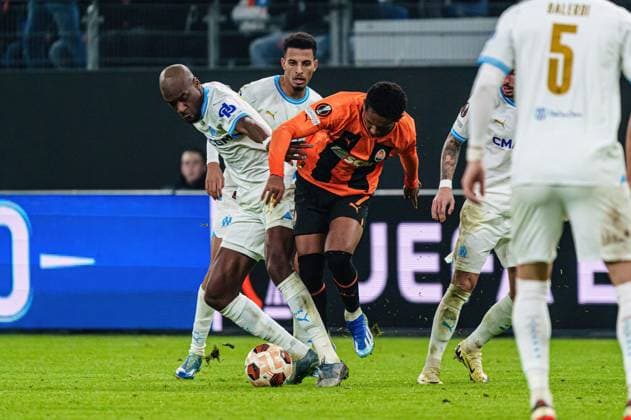 Geoffrey Kondogbia Olympique de Marseille, 19 , Eguinaldo Shakhtar Donetsk, 07 GER, Shakhtar Donetsk vs Olympique de Marseille, Football, Europa League, Play offs, 2023 2024 season, 15 02 2024 GER, Shakhtar Donetsk vs Olympique de Marseille, Football, Europa League, Play offs, 2023 2024 season, 15 02 2024 Hamburg Copyright: xEibner-Pressefoto MarcelxvonxFehrnx EP_MFN