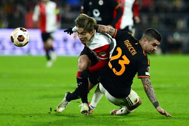 ROTTERDAM - (l-r) Ayase Ueda of Feyenoord, Gianluca Mancini of AS Roma during the UEFA Europa League play-off match between Feyenoord and AS Roma at Feyenoord Stadion de Kuip on February 15, 2024 in Rotterdam, Netherlands. ANP OLAF KRAAK UEFA Europa League - Play-offs First leg 2022 2023 xVIxANPxSportx xxANPxIVx 491195800 originalFilename: 491195800.jpg