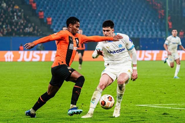Eguinaldo Shakhtar Donetsk, 07 , Leonardo Balerdi Olympique de Marseille, 05 GER, Shakhtar Donetsk vs Olympique de Marseille, Football, Europa League, Play offs, 2023 2024 season, 15 02 2024 GER, Shakhtar Donetsk vs Olympique de Marseille, Football, Europa League, Play offs, 2023 2024 season, 15 02 2024 Hamburg Copyright: xEibner-Pressefoto MarcelxvonxFehrnx EP_MFN