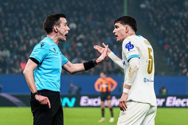 Leonardo Balerdi Olympique de Marseille, 05 discusses with referee Erik Lambrechts GER, Shakhtar Donetsk vs Olympique de Marseille, Football, Europa League, Play offs, 2023 2024 season, 15 02 2024 GER, Shakhtar Donetsk vs Olympique de Marseille, Football, Europa League, Play offs, 2023 2024 season, 15 02 2024 Hamburg Copyright: xEibner-Pressefoto MarcelxvonxFehrnx EP_MFN
