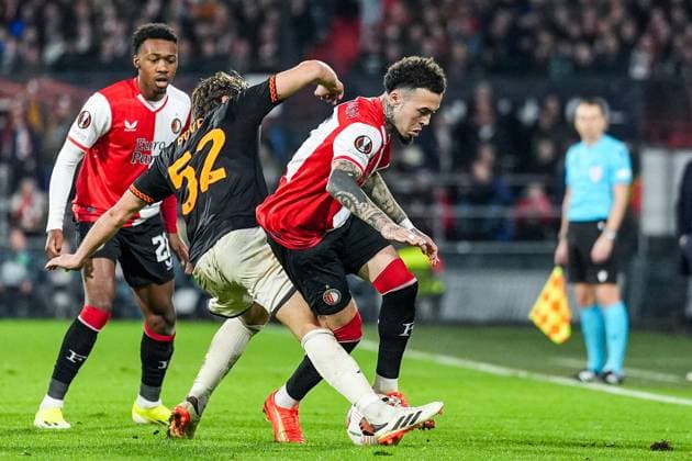 UEFA Europa League: Feyenoord v AS Roma Rotterdam - Edoardo Bove of AS Roma, Quilindschy Hartman of Feyenoord during the 1st leg of the UEFA Europa League Knockout Round Play-offs between Feyenoord v AS Roma at Stadion Feijenoord De Kuip on 15 February 2024 in Rotterdam, The Netherlands. Copyright: xTomxBodex