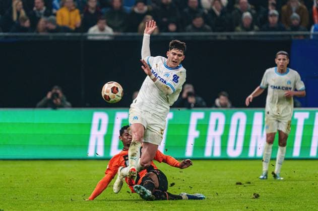 Eguinaldo Shakhtar Donetsk, 07 , Leonardo Balerdi Olympique de Marseille, 05 GER, Shakhtar Donetsk vs Olympique de Marseille, Football, Europa League, Play offs, 2023 2024 season, 15 02 2024 GER, Shakhtar Donetsk vs Olympique de Marseille, Football, Europa League, Play offs, 2023 2024 season, 15 02 2024 Hamburg Copyright: xEibner-Pressefoto MarcelxvonxFehrnx EP_MFN