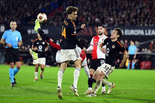 ROTTERDAM - (l-r) Santiago Gimenez of Feyenoord, Diego Llorente of AS Roma, Edoardo Bove of AS Roma during the UEFA Europa League play-off match between Feyenoord and AS Roma at Feyenoord Stadion de Kuip on February 15, 2024 in Rotterdam, Netherlands. ANP OLAF KRAAK UEFA Europa League - Play-offs First leg 2022 2023 xVIxANPxSportx xxANPxIVx 491197061 originalFilename: 491197061.jpg
