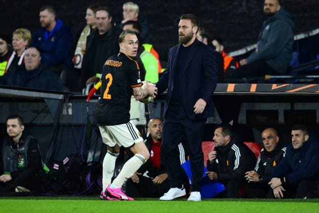ROTTERDAM - (l-r) Rick Karsdorp of AS Roma, AS Roma coach Daniele De Rossi during the UEFA Europa League play-off match between Feyenoord and AS Roma at Feyenoord Stadium de Kuip on February 15, 2024 in Rotterdam, Netherlands. ANP OLAF KRAAK UEFA Europa League - Play-offs First leg 2022 2023 xVIxANPxSportx xxANPxIVx 491197321 originalFilename: 491197321.jpg