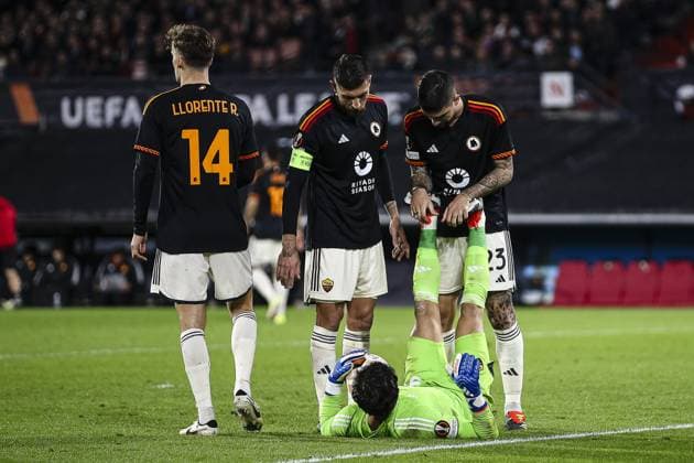ROTTERDAM, 15-2-2024, Stadium de Kuip, 2023 2024, UEFA Europa League, intermediate round, Feyenoord - AS Roma, Roma keeper Mile Svilar cramps. Feyenoord - Roma  x24270732x Copyright: