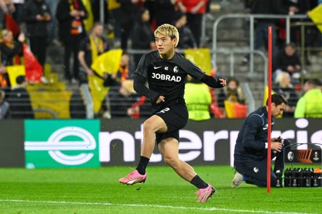Ritsu Doan ( 42 - Fribourg ) warms up prior to the UEFA Europa League match between Racing Club Lens and SC Freiburg at Stade Felix Bollaert on February 15, 2024 in Lens, France. ( Photo by federico pestellini panoramic ) - FOOTBALL : Lens vs Fribourg - Europa League - 15 02 2024 FedericoPestellini Panoramic 