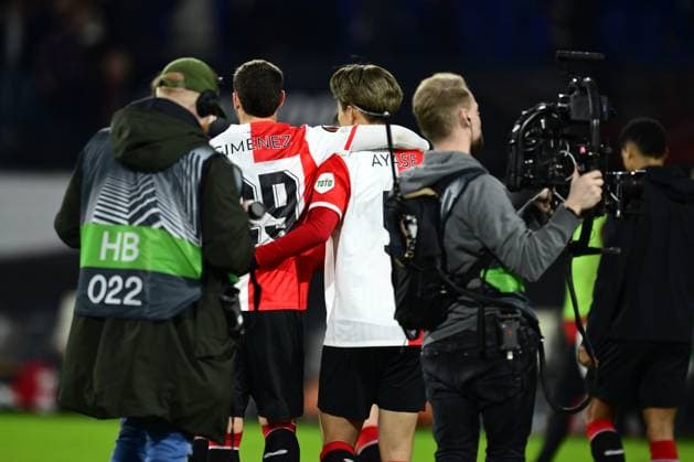 ROTTERDAM - (l-r) Santiago Gimenez of Feyenoord, Ayase Ueda of Feyenoord after the UEFA Europa League play-off match between Feyenoord and AS Roma at Feyenoord Stadium de Kuip on February 15, 2024 in Rotterdam, the Netherlands. ANP OLAF KRAAK UEFA Europa League - Play-offs First leg 2022 2023 xVIxANPxSportx xxANPxIVx 491198686 originalFilename: 491198686.jpg