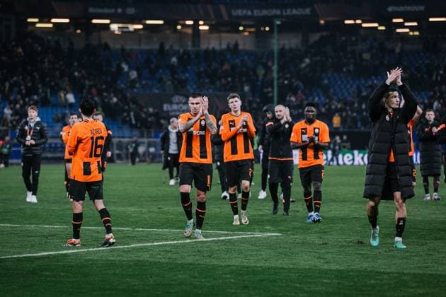 Soccer I Men I UEFA Europa League I Intermediate round I FC Shakhtar Donetsk Olympique Marseille I 15 02 2024 Oleksandr Zubkov 11, Shakhtar Donetsk and his team thank the fans Hamburg Volksparkstadion Hamburg Germany Copyright: xLobecax xHenningxRohlfsx