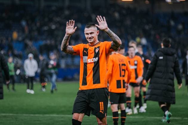 Soccer I Men I UEFA Europa League I Intermediate round I FC Shakhtar Donetsk Olympique Marseille I 15 02 2024 Oleksandr Zubkov 11, Shakhtar Donetsk thanks the spectators Hamburg Volksparkstadion Hamburg Germany Copyright: xLobecax xHenningxRohlfsx