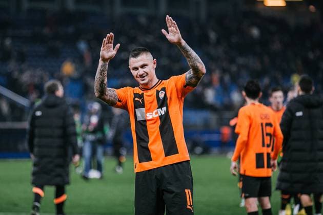 Soccer I Men I UEFA Europa League I Intermediate round I FC Shakhtar Donetsk Olympique Marseille I 15 02 2024 Oleksandr Zubkov 11, Shakhtar Donetsk thanks the spectators Hamburg Volksparkstadion Hamburg Germany Copyright: xLobecax xHenningxRohlfsx