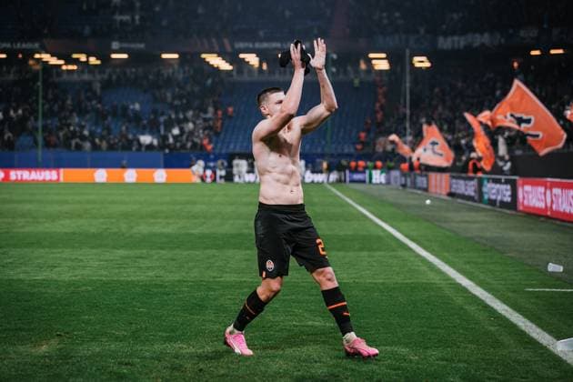 Soccer I Men I UEFA Europa League I Intermediate round I FC Shakhtar Donetsk Olympique Marseille I 15 02 2024 Mykola Matvienko 22, Shakhtar Donetsk thanks the crowd Hamburg Volksparkstadion Hamburg Germany Copyright: xLobecax xHenningxRohlfsx