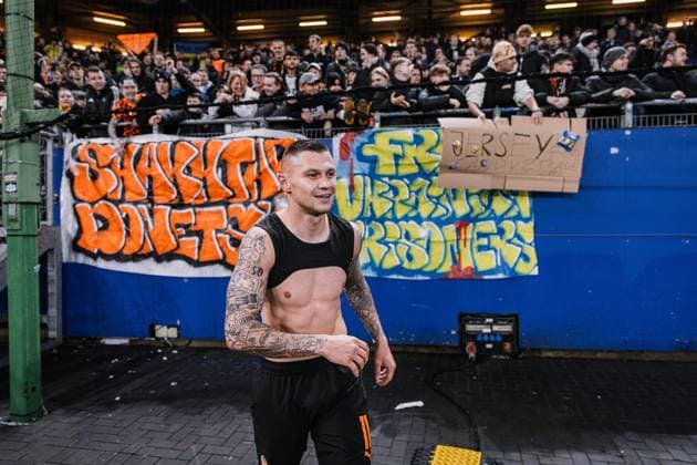 Soccer I Men I UEFA Europa League I Intermediate round I FC Shakhtar Donetsk Olympique Marseille I 15 02 2024 Oleksandr Zubkov 11, Shakhtar Donetsk in focus In the background The fans Hamburg Volksparkstadion Hamburg Germany Copyright: xLobecax xHenningxRohlfsx