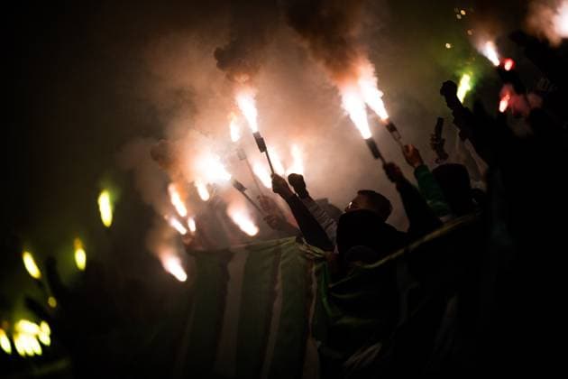 Sport Themen der Woche KW07 Sport Bilder des Tages Maccabi s fans are lighting fireworks during a soccer game between Israeli club Maccabi Haifa and Belgian KAA Gent, Friday 15 December 2023 in Budapest, Hungary, the first leg of the knockout round play-offs of the UEFA Conference League competition. JASPERxJACOBS  x85746813x