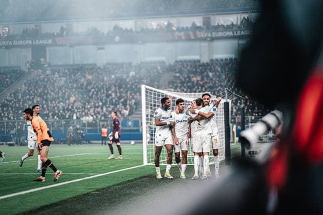 Soccer Men Season 2023 2024 Play Offs Europa League FC Shakhtar Donetsk UKR vs Olympique Marseille FRA 15 02 2024 Goalscorer Pierre Emerick Aubameyang 10, Olympique Marseille is cheered by his team Hamburg Volksparkstadion Hamburg Germany