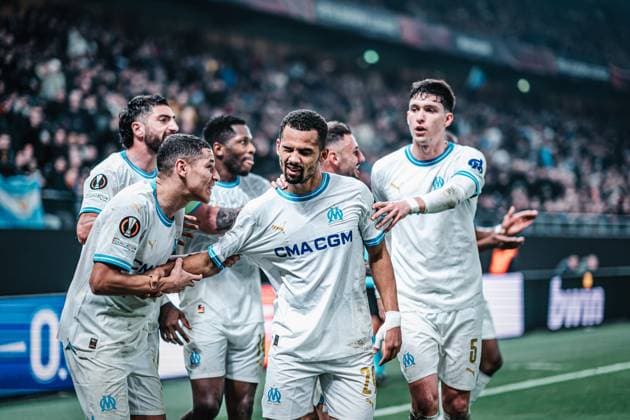 Soccer Men Season 2023 2024 Play Offs Europa League FC Shakhtar Donetsk UKR vs Olympique Marseille FRA 15 02 2024 Goalscorer Iliman Ndiaye 29, Olympique Marseille is cheered by his team Hamburg Volksparkstadion Hamburg Germany