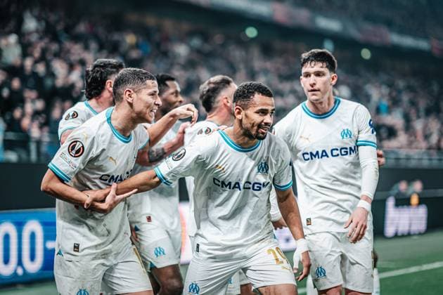Soccer Men Season 2023 2024 Play Offs Europa League FC Shakhtar Donetsk UKR vs Olympique Marseille FRA 15 02 2024 Goalscorer Iliman Ndiaye 29, Olympique Marseille is cheered by his team Hamburg Volksparkstadion Hamburg Germany