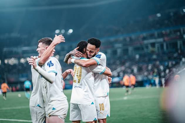 Soccer Men Season 2023 2024 Play Offs Europa League FC Shakhtar Donetsk UKR vs Olympique Marseille FRA 15 02 2024 The scorers Iliman Ndiaye 29, Olympique Marseille and Pierre Emerick Aubameyang 10, Olympique Marseille are celebrating in each others arms Hamburg Volksparkstadion Hamburg Germany