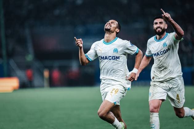 Soccer Men Season 2023 2024 Play Offs Europa League FC Shakhtar Donetsk UKR vs Olympique Marseille FRA 15 02 2024 Goalscorer Iliman Ndiaye 29, Olympique Marseille cheers with Samuel Gigot 4, Olympique Marseille Hamburg Volksparkstadion Hamburg Germany
