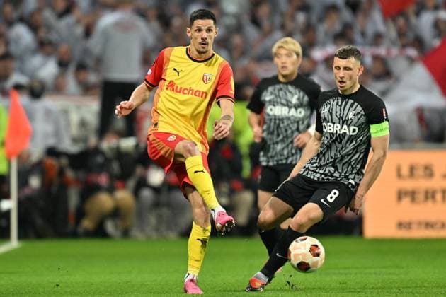 240215 RC Lens vs SC Freiburg Florian Sotoca (7) of RC Lens pictured in a duel with Maximilian Eggestein (8) of Freiburg during the Uefa Europa League play-off -first leg game in the 2023-2024 season between Racing Club de Lens and SC Freiburg on February 15 , 2024 in Lens, France. (Photo by David Catry Isosport) LENS FRANCE  Copyright: xx 438637