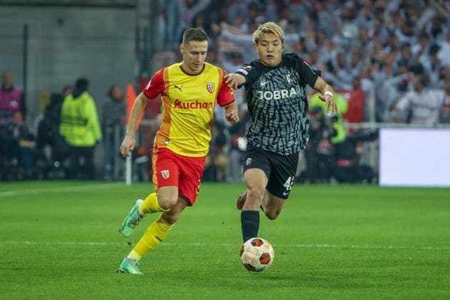 Przemyslaw Frankowski RC Lens, 29 and Ritsu Doan SC Freiburg, 42 in running duel , Football, UEFA Europa League, Play off 1 match, 2023 2024, RC Lens vs SC Freiburg, 15 02 2024, Stade Bollaert Delelis, Lens, France Lens Stade Bollaert Delelis Pas de Calais France Copyright: xGrantxHubbsx