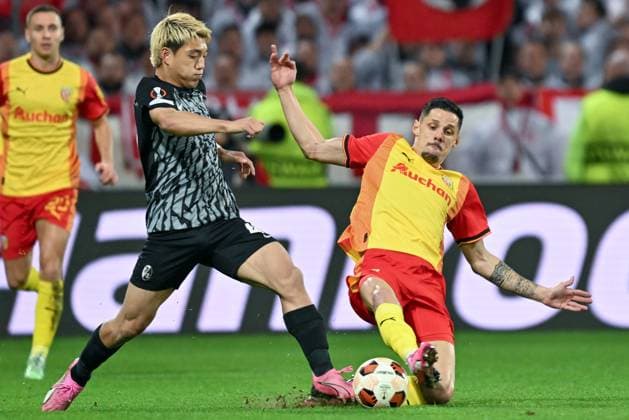 240215 RC Lens vs SC Freiburg Ritsu Doan (42) of Freiburg fighting for the ball with Florian Sotoca (7) of RC Lens during the Uefa Europa League play-off -first leg game in the 2023-2024 season between Racing Club de Lens and SC Freiburg on February 15 , 2024 in Lens, France. (Photo by David Catry Isosport) LENS FRANCE  Copyright: xx 438643