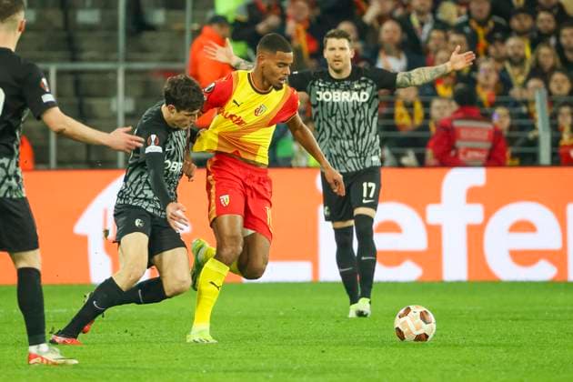 Merlin Roehl SC Freiburg, 34 and Andy Diouf RC Lens, 18 in duel , Football, UEFA Europa League, Play off 1 match, 2023 2024, RC Lens vs SC Freiburg, 15 02 2024, Stade Bollaert Delelis, Lens, France Lens Stade Bollaert Delelis Pas de Calais France Copyright: xGrantxHubbsx