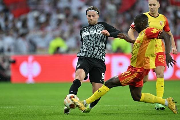 240215 RC Lens vs SC Freiburg Lucas Höler (9) of Freiburg fighting for the ball with Massadio Haidara (21) of RC Lens during the Uefa Europa League play-off -first leg game in the 2023-2024 season between Racing Club de Lens and SC Freiburg on February 15 , 2024 in Lens, France. (Photo by David Catry Isosport) LENS FRANCE  Copyright: xx 438644