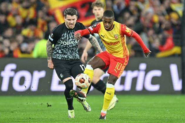 240215 RC Lens vs SC Freiburg Lukas Kübler (17) of Freiburg defending on David Pereira Da Costa (10) of RC Lens during the Uefa Europa League play-off -first leg game in the 2023-2024 season between Racing Club de Lens and SC Freiburg on February 15 , 2024 in Lens, France. (Photo by David Catry Isosport) LENS FRANCE  Copyright: xx 438648